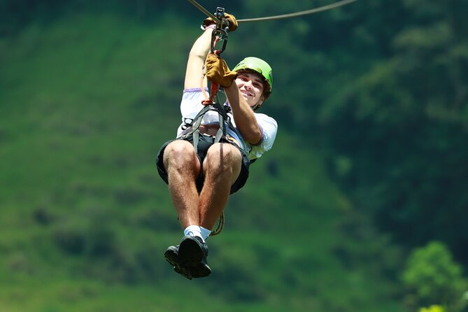 Extreme Zipline tour in Monteverde - Transport reality: the narrow gravel approach