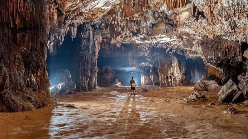 Vang Vieng: Hot Air Balloon,Kayak,Zipline,Blue lagoon1 Tour - Tham Chang Underwater Cave: tubing through the fixed-rope section