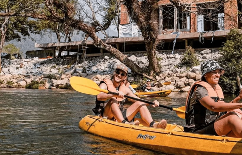 Vang Vieng: Zipline&Kayaking&BlueLagoon 1 - Door-to-door pickup and the carpool tuk-tuk rhythm